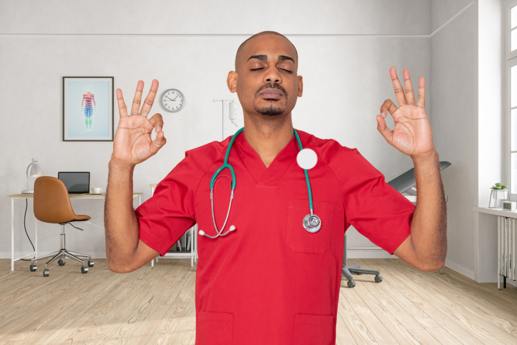 Médecin serein avec environnement informatique maintenu par ElodiaTech