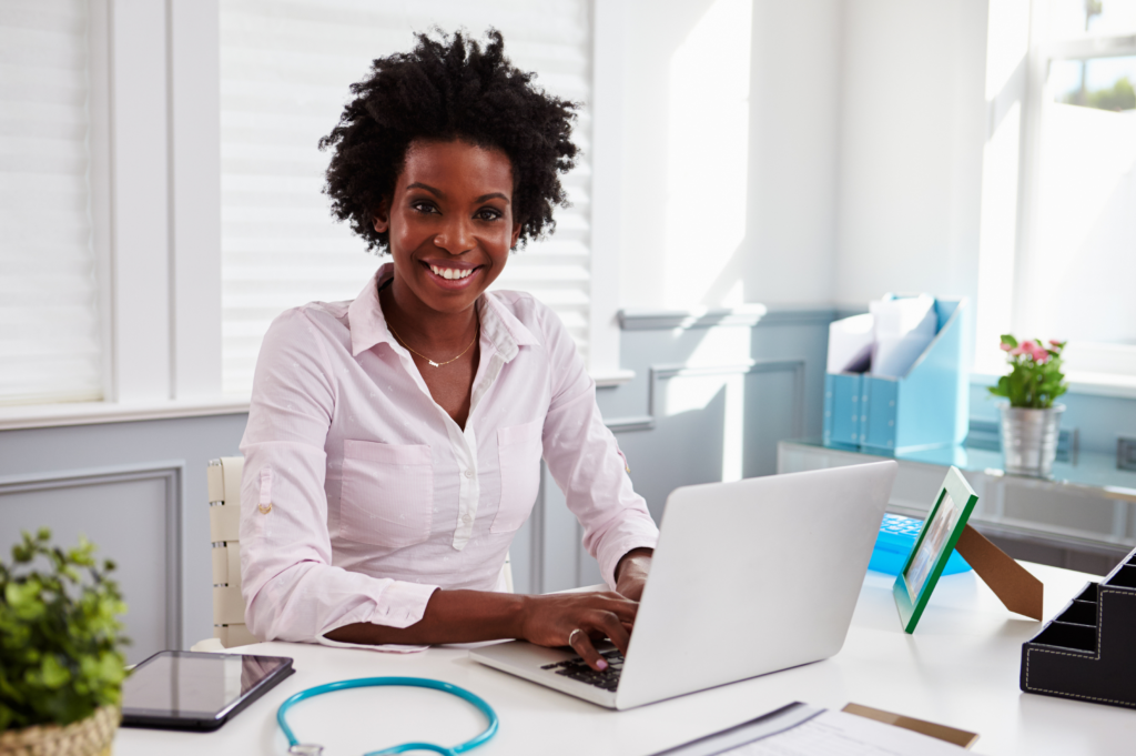 Professionnelle de santé travaillant sur un poste connecté